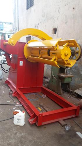 DECOILER WITH HOLD DOWN ARM